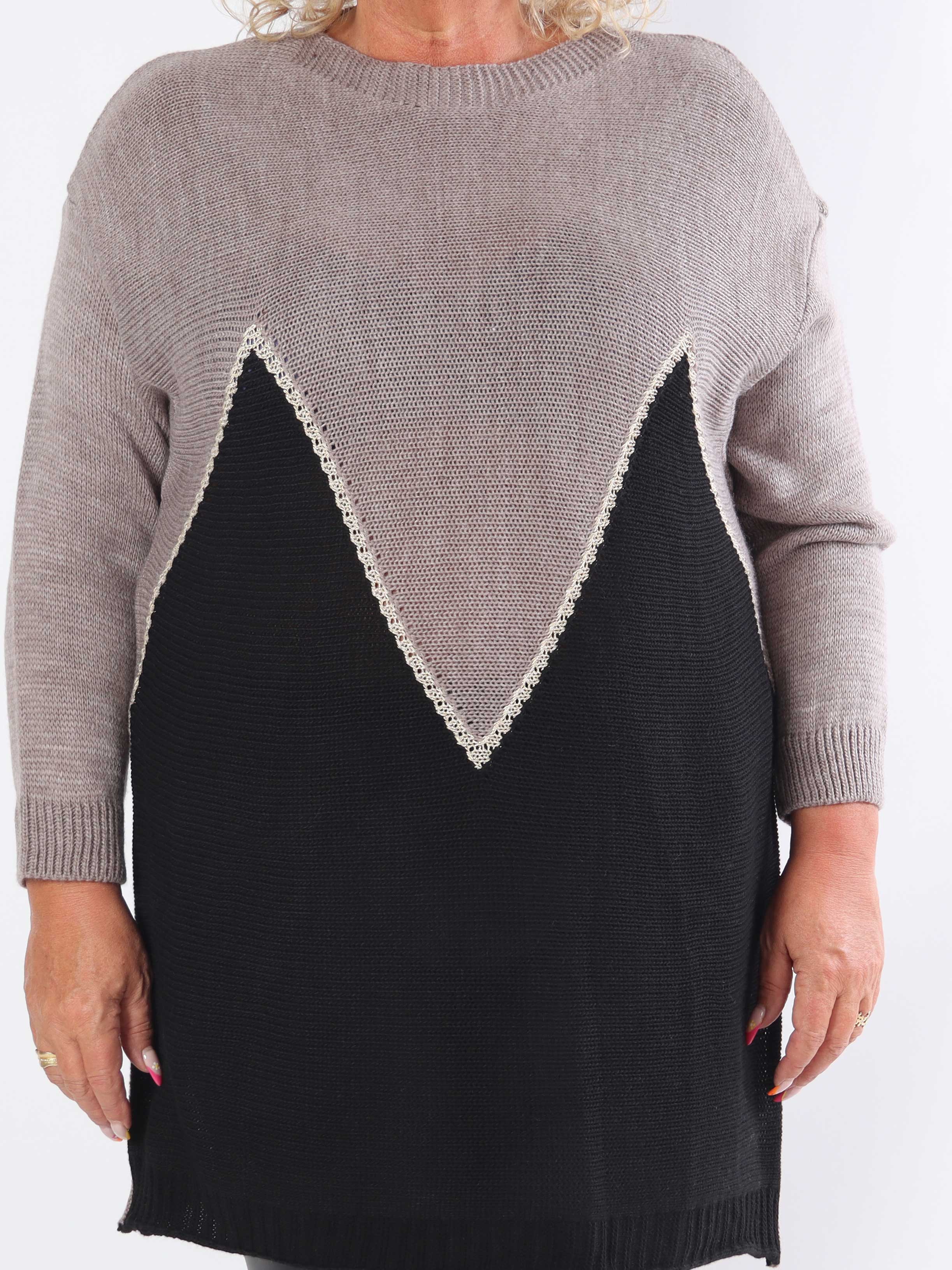 Amara - Tofarvet plus size strikkjole med gulddetaljer